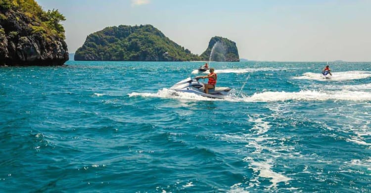 Jet skiing allows jet skiing to easily explore Koh Rong Saloem