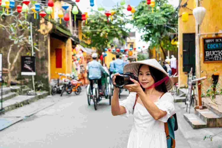 Tourists should be careful of their own luggage and personal belongings.