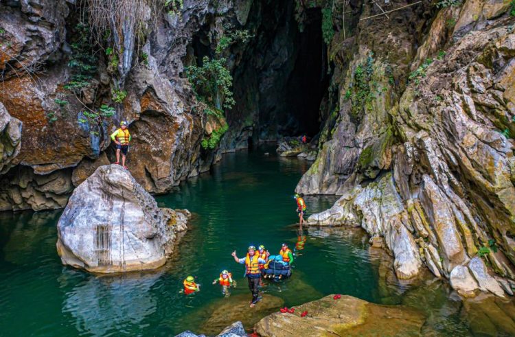 EXPLOREZ LA MERVEILLEUSE GROTTE DE RUC MON