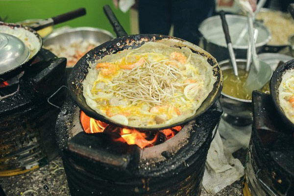 the making of banh xeo