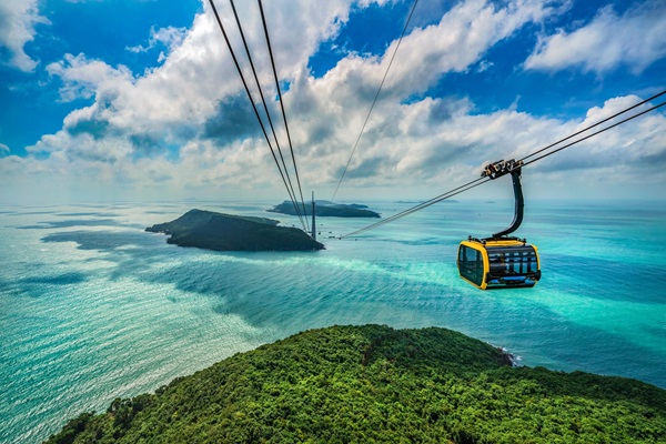 To get to Hon Thom, the three-wire cable car crosses the sea 