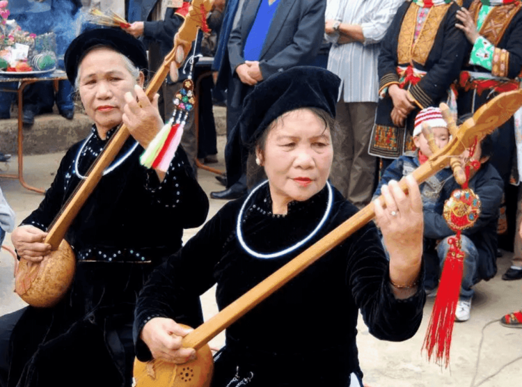 Local people harmonize for Tay Stick Puppetry performances during special events