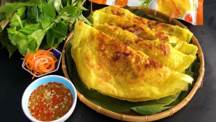 Banh xeo vietnam with sauce