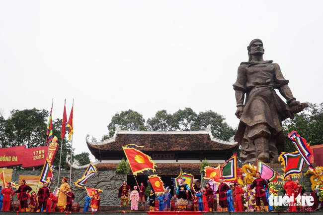 The performers recreate the scene of hero Nguyen Hue setting up an altar to sacrifice to heaven and earth and coronation to the emperor