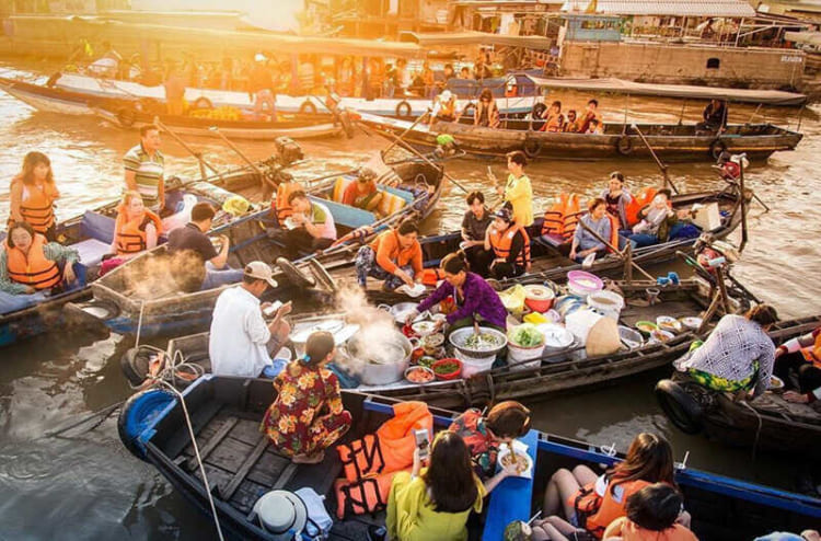 The vibrant atmosphere of Cai Rang Floating Market in the daytime.