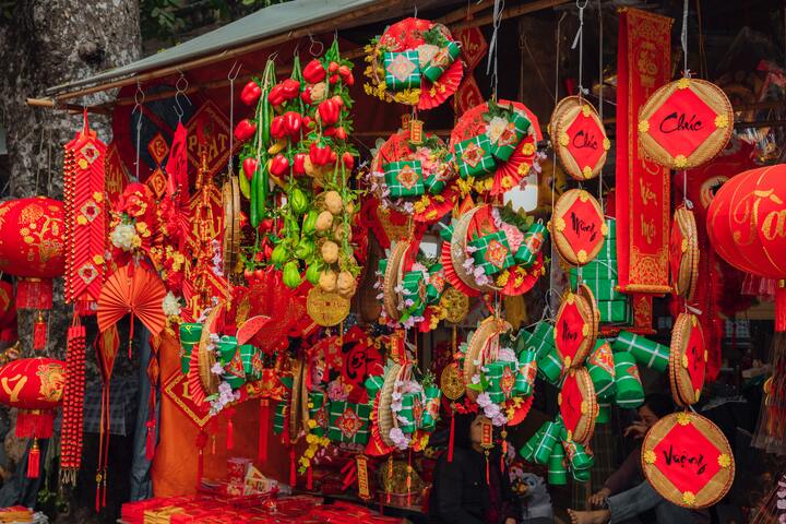 Decorations in red and yellow are usually the go-to ones for local to brighten up their house atmosphere!