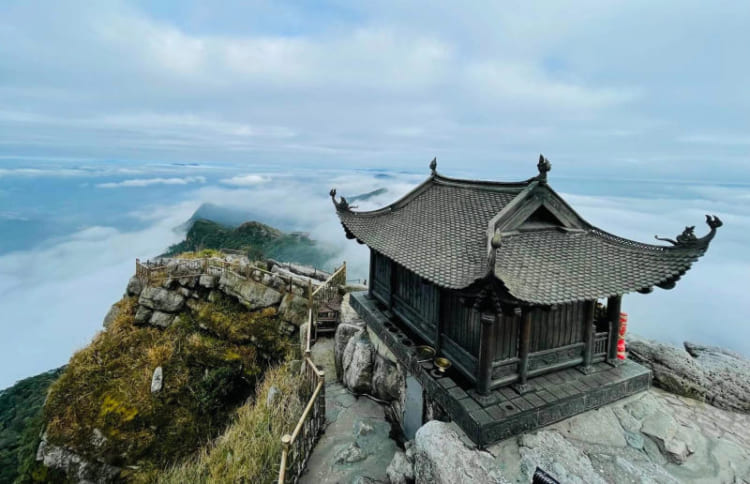 Clouds surrounding the Dong Pagoda