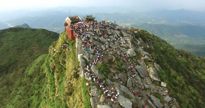 yen tu mountain visitors