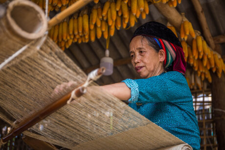 Get to know more about H’mong people's weaving technique