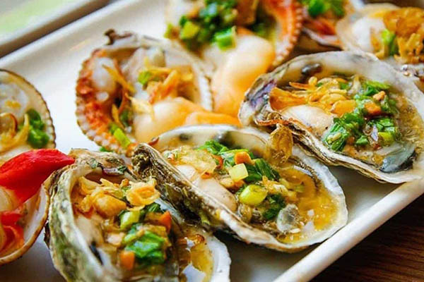 Grilled oysters with onion