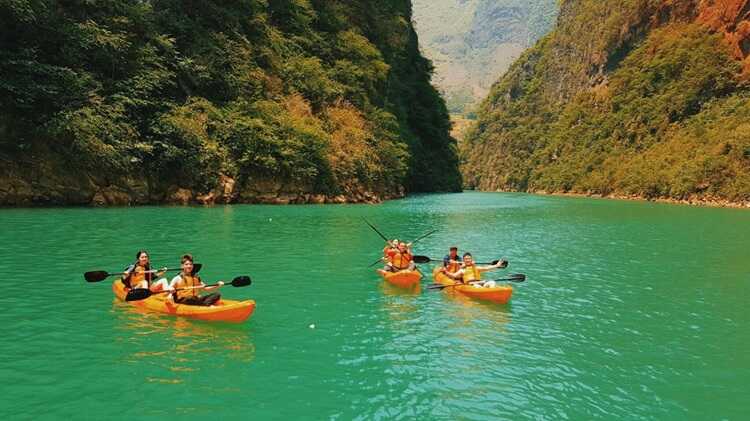 Choose a boat ride and immerse yourself in the vast natural beauty that unfolds along its path.