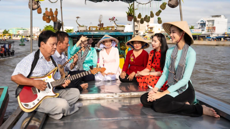 Enjoy Southern Folk Music presented by local people while visiting bustling floating markets