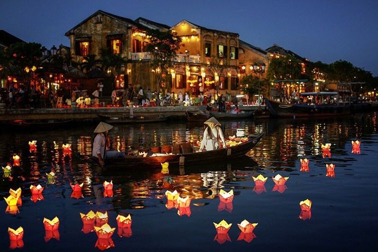 Hoi An is illuminated with breathtaking beauty during the Lantern Festival.