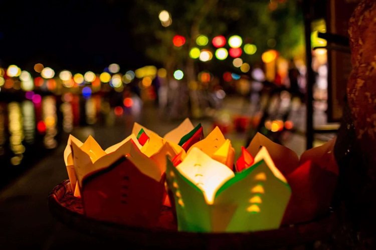 Releasing floating lanterns to pray for peace and good fortune is a popular activity among visitors during the festival in Hoai River.