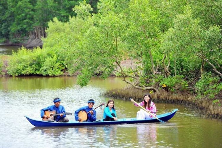 Don ca tai tu performance at Mekong Delta by local people