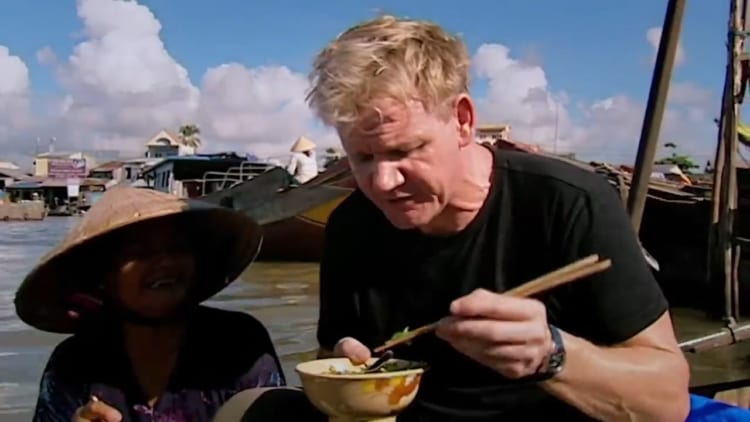 Gordon Ramsay in cai rang floating market