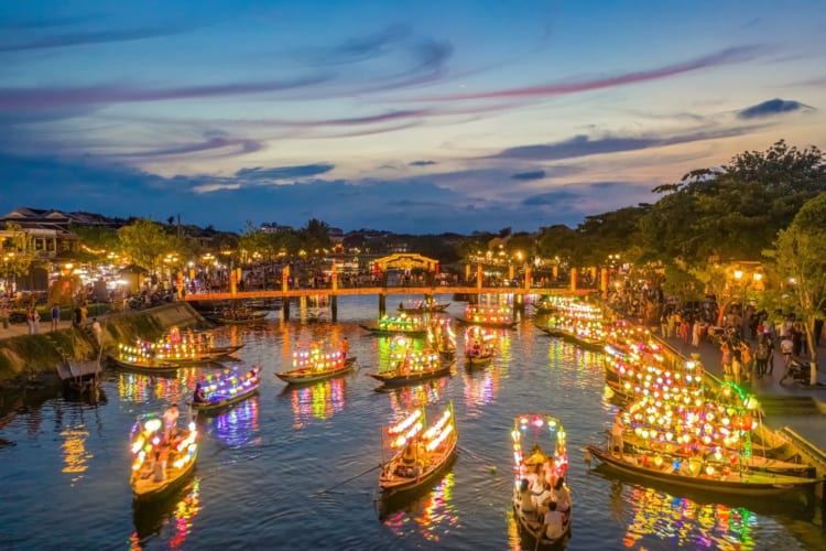 The breathtaking beauty of Hoi An in Thu Bon River