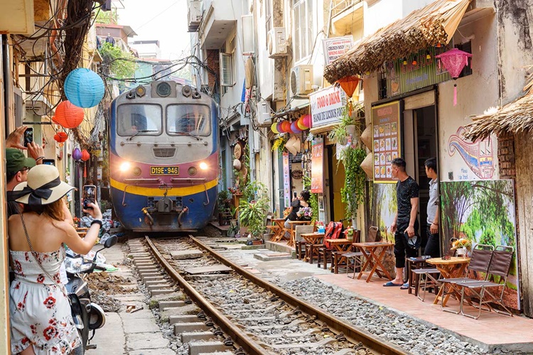 The peaceful beauty of Hanoi makes it a favorite tourist destination for many travelers.