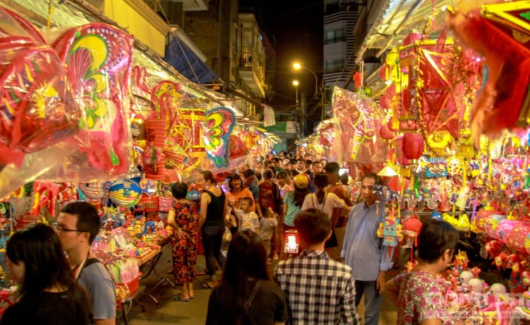 Lantern Street becomes bustling during Mid-Autumn Festival