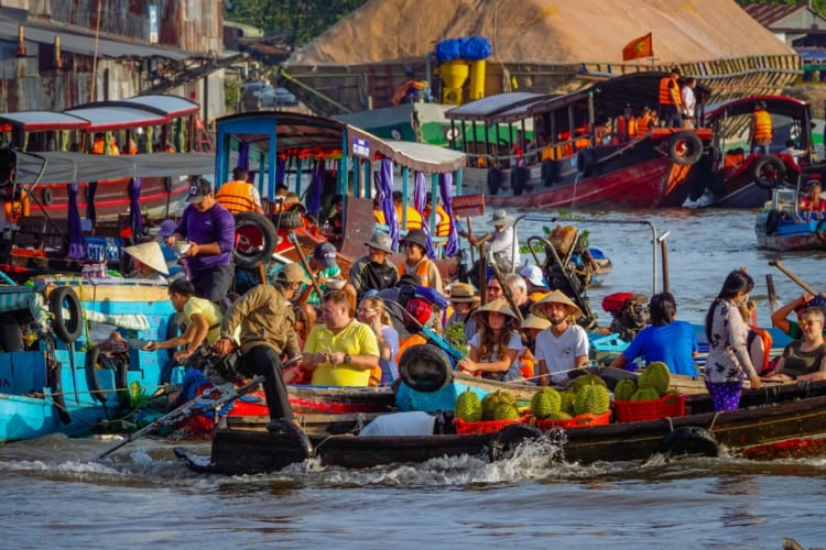 tourists at cai rang floating market