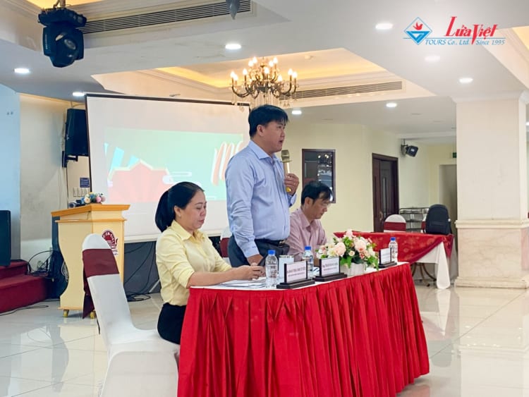 Head of Economic Department of District 5 Tran Minh Sang informed about the "Cho Lon Food Story 2024".