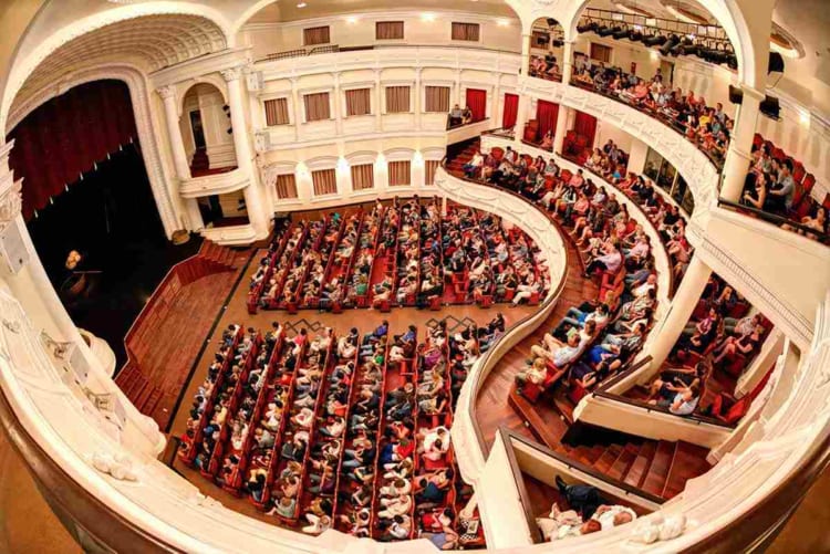 The hall in Saigon Opera House can accommodate up to 450 guests.