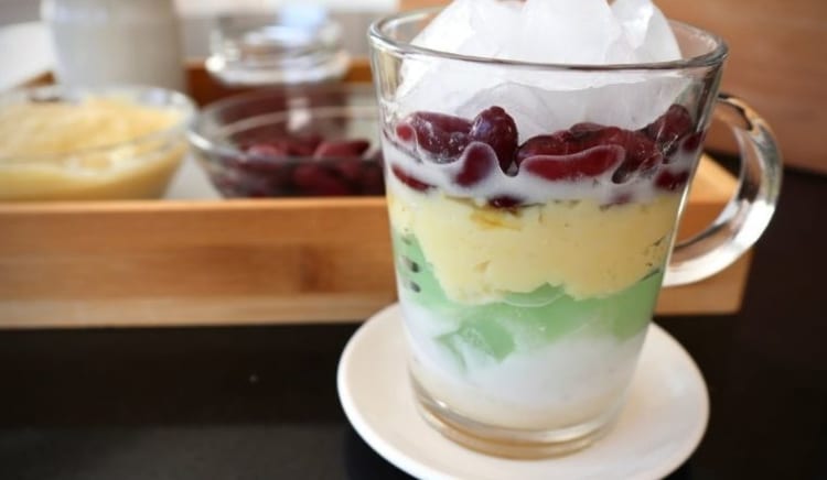 Three-color sweet soup with red bean, green bean and jelly layers. 