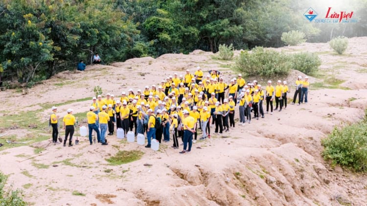 The work was divided among the members at the planting site.