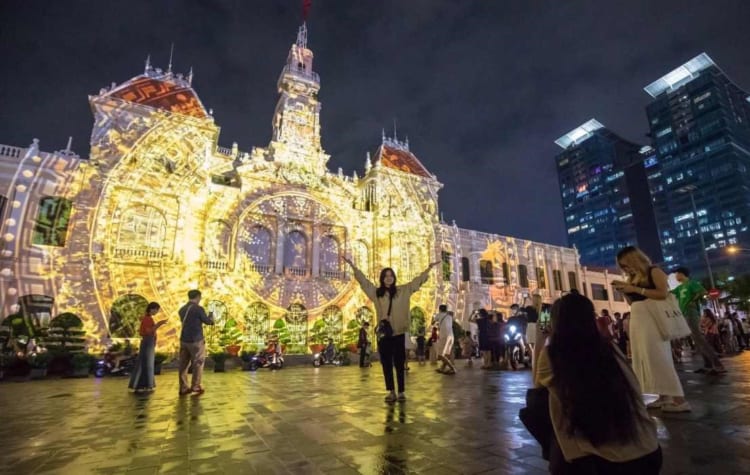 Both international and local visitors enjoy taking beautiful photos at the show