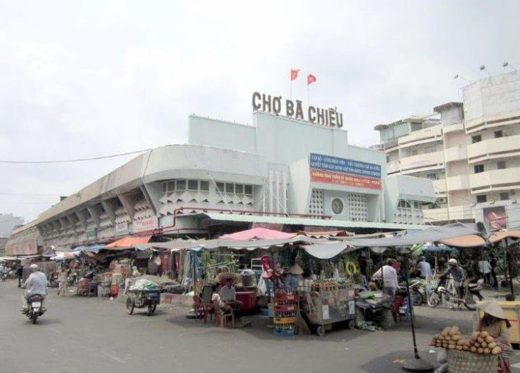 Bustling Ba Chieu market early in the morning