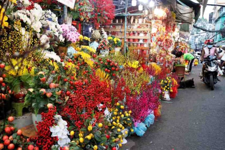 Ho Thi Ky Flower Market in the early morning hours