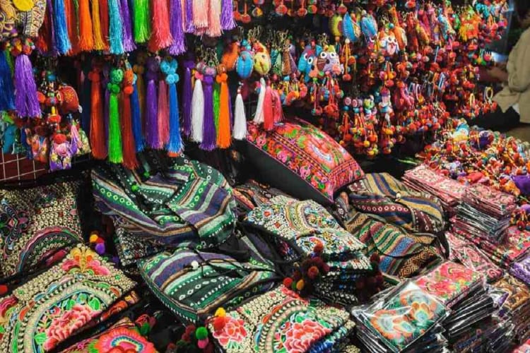 Travelers can buy souvenirs at Hanh Thong Tay Market