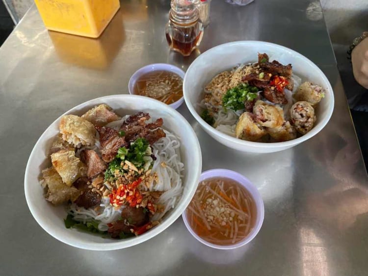 Visitors could try grilled meat noodles in the heart of Nguyen Van Troi Market.