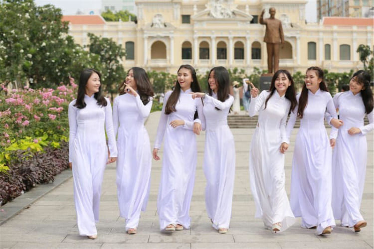 Vietnamese students in ao dai