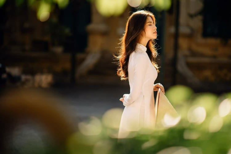 Vietnamese women wearing the iconic ao dai and non la