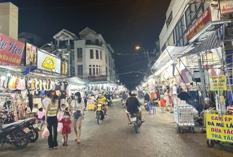 Hanh Thong Tay market at night