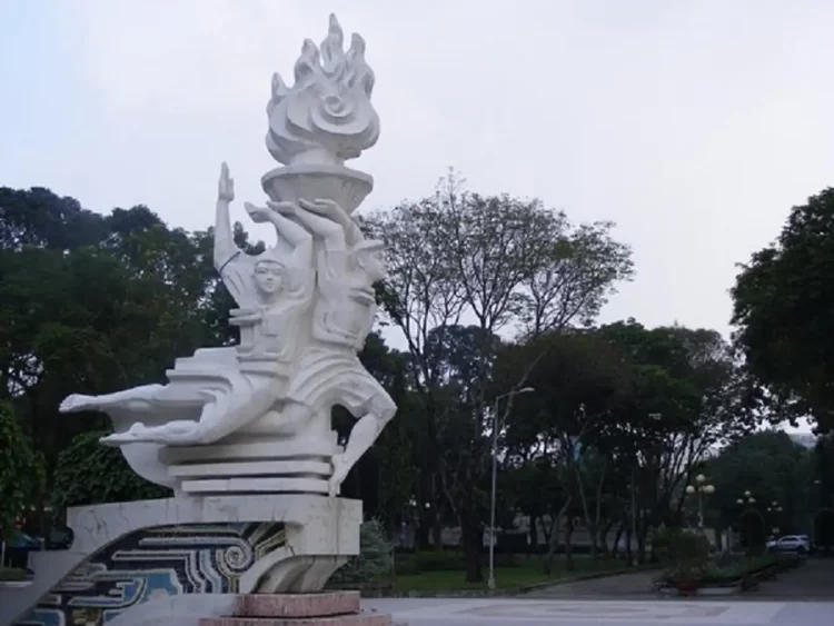 heroic Le Van Tam statue