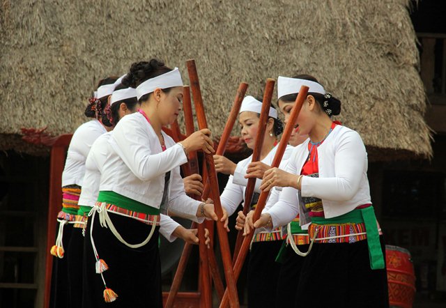 Traditional costumes of Muong women