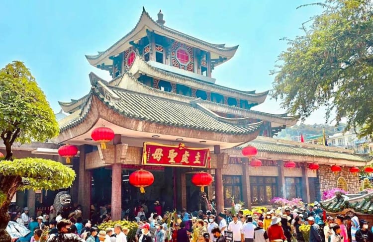 Ba Chua Xu Temple Festival visitors