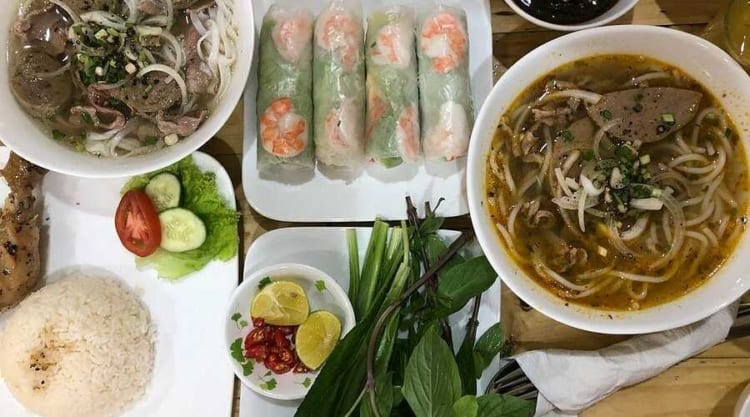 A full meal of customers with diverse Vietnamese dishes