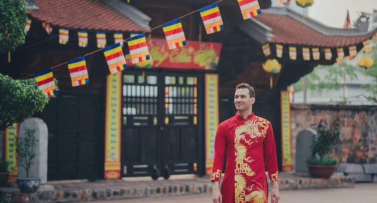 Foreigners interested in Vietnamese ao dai