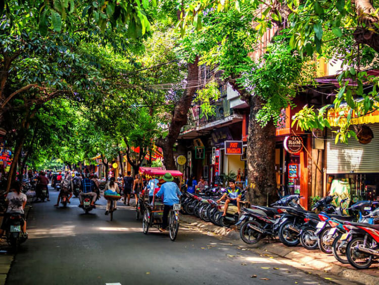 Tjhe street in hanoi old quarter