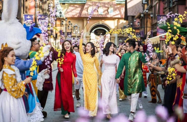 People enjoy the lively atmosphere at Phu Quoc during the Tet