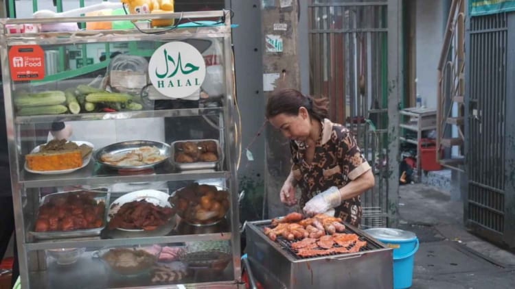 The broken rice stall is a familiar place for many Muslim tourists who want to try Cơm Tấm with marinated beef