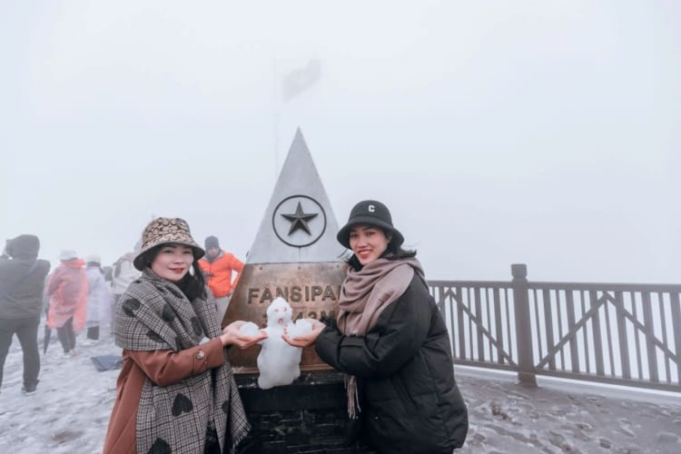 Visitors conquering successfully the Fansipan peak