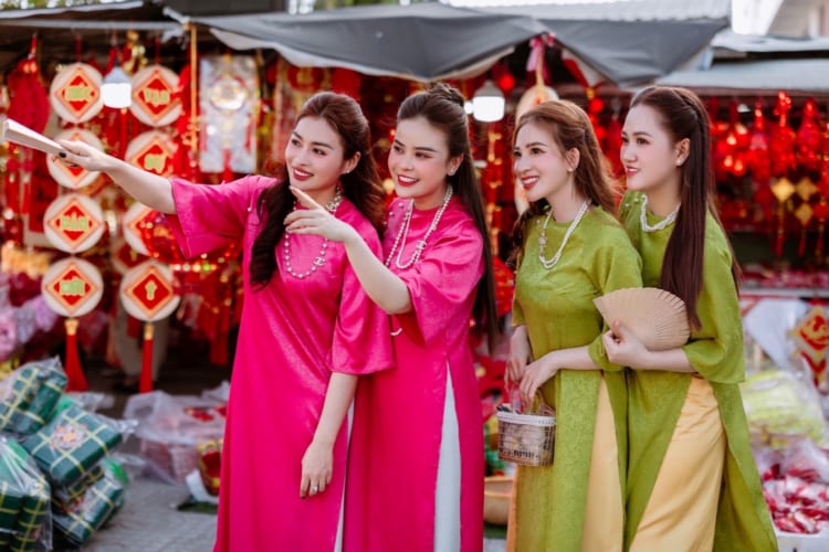 Vietnamese women wearing ao dai