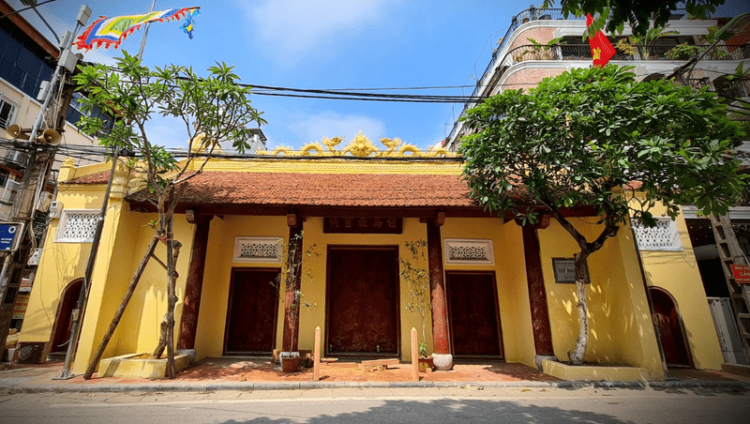 the front of bach ma temple