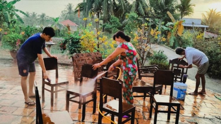 Vietnamese clean their house to welcome the new year