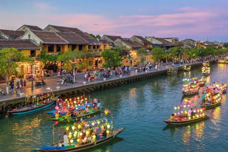 colorful lanterns in hoi an ancient town