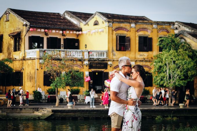 couples take romantic photos in hoi an